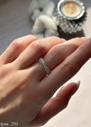 Нежное серебряное кольцо с мелкими камнями8 фото