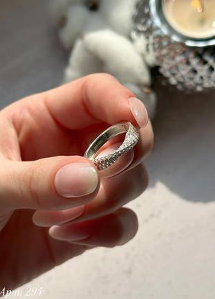 Нежное серебряное кольцо с мелкими камнями6 фото