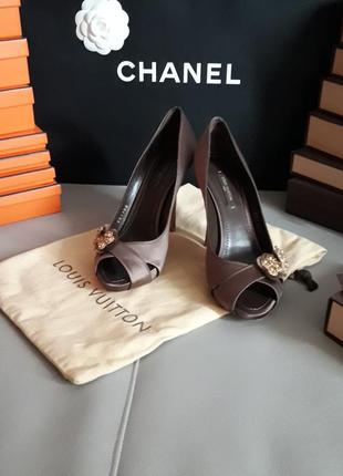 Louis vuitton! оригинал!
шикарные нарядные туфли/босоножки.