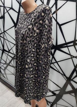 Теплое трикотажное платье в леопардовый принт пепельного цвета clockhouse 44-48