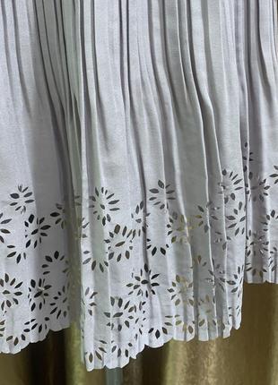 Плиссированная светло-серая мокко юбка с перфорацией внизу италия размер xs s m l3 фото