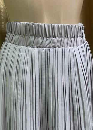 Плиссированная светло-серая мокко юбка с перфорацией внизу италия размер xs s m l8 фото