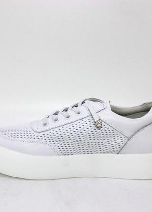 Белые кроссовки крипперы на толстой подошве, перфорация не сквозная, шнурок-резинка3 фото