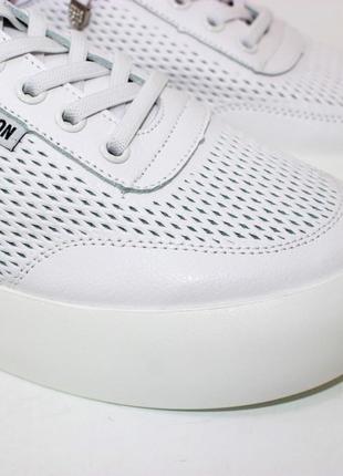 Белые кроссовки крипперы на толстой подошве, перфорация не сквозная, шнурок-резинка6 фото