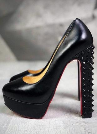 Шикарные черные кожаные туфли на высоком каблуке с шипами ,35-35.5р3 фото