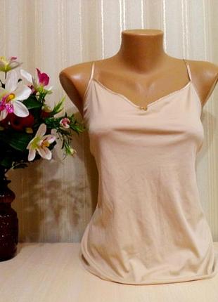 Бежевая майка в бельевом стиле.