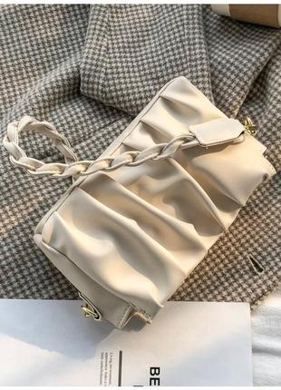 Изысканная маленькая сумочка с плетеным ремешком6 фото