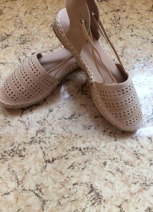 Бежевые босоножки-балетки