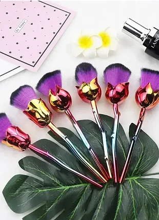 Красивые кисти в виде розы для макияжа. цена за 1 шт.