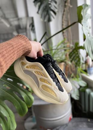 Шикарні кросівки adidas adidas yeezy boost 700 v3 “safflower”