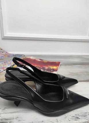 Туфли на каблуках с узким носком бежевые черные голубые5 фото
