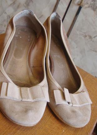 Туфли замшевые бежевые на танкетке andre