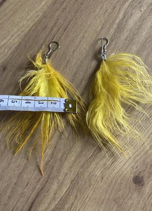 Яркие длинные желтые пушистые серьги из перьев2 фото