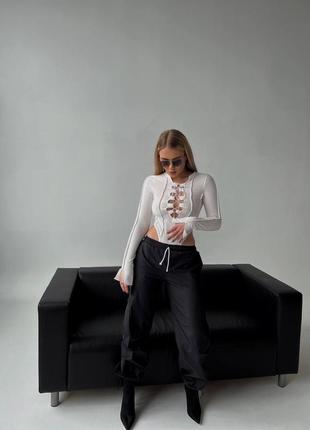 Стильний зручний простий модний трендовий базовий повсякденний боді бодік жіночий для жінок білий а рубчик на зав'язках з декольте5 фото