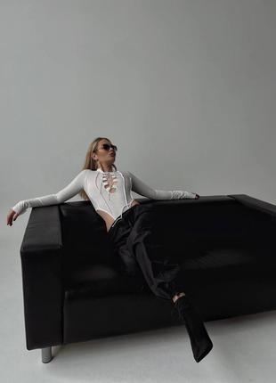 Стильний зручний простий модний трендовий базовий повсякденний боді бодік жіночий для жінок білий а рубчик на зав'язках з декольте4 фото
