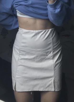 Молочная юбка с разрезами по бокам, эко-кожа prettylittlething