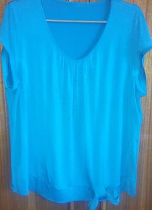 Еластичная футболка со стразиками.