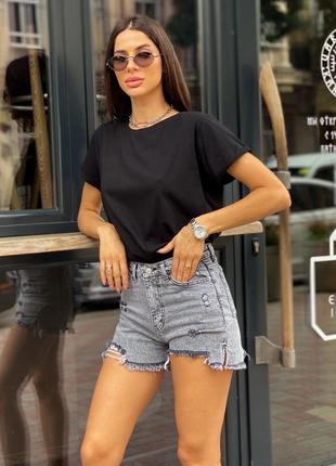Джинсовые шорты с рваной отделкой