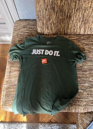 Зелена футболка the nike tee