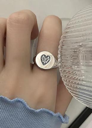 Кольцо с сердцем серебряная печатка сердечко с белыми цирконами,  кольцо металическое широкое  размер регулируется