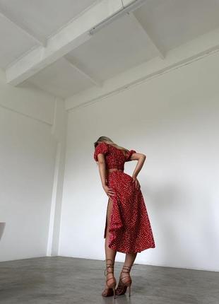 Костюм с юбкой миди красный чёрный в горошек юбка с разрезом трапеция солнце расклешенная кроп топ блуза кофточка с декольте с корсетным лифом5 фото