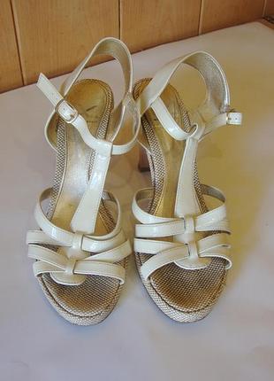 Босоножки светло-кремовые