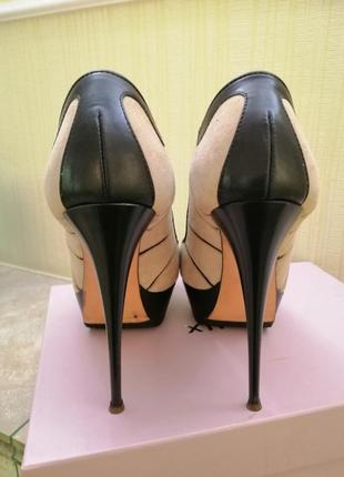 Фірмові жіночі замшеві туфлі з відкритим носком фірми crux4 фото