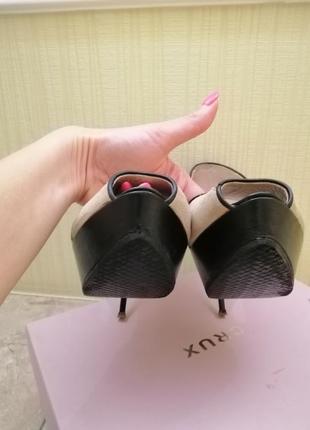 Фирменные кожаные замшевые туфли с открытым носком фирмы crux8 фото