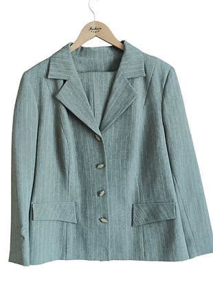 Брючний костюм не мнеться