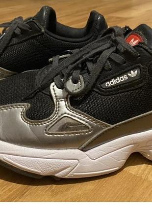 Кросівки adidas розмір 39 стелька 25 см
