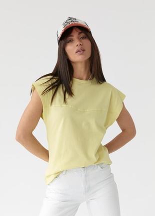 Однотонна футболка з подовженим плечовим швом