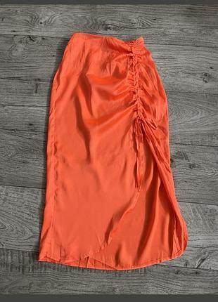 Яскрава спідниця з розрізом