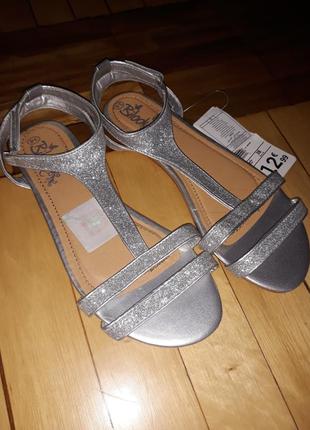 Крутые блестящие босоножки