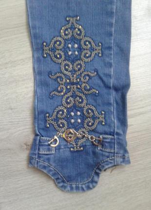 Модные джинсы с узорами на молнии1 фото