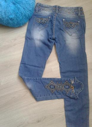Модные джинсы с узорами на молнии4 фото