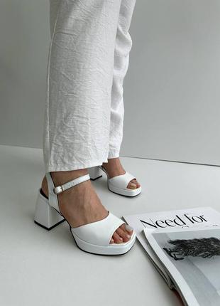 Босоножки на каблуке, кожаные босоножки стильные женские белые10 фото
