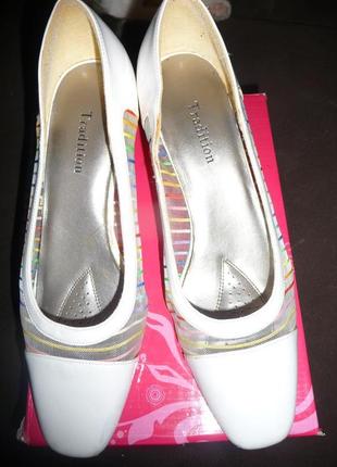 Літні білі лакові туфлі з нейлоновою вставкою в класичному стилі, 39 р.