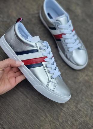 Кроссовки  слипоны tommy hilfiger us8.5-38.5/39-25-25.5cm
оригинал 
эко кожа
мягкие
удобные
