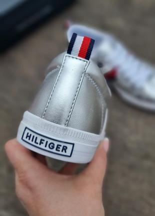 Кроссовки  слипоны tommy hilfiger us8.5-38.5/39-25-25.5cm
оригинал 
эко кожа
мягкие
удобные4 фото