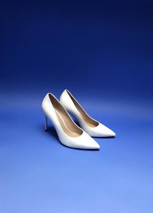 Туфли женские белые на каблуке1 фото