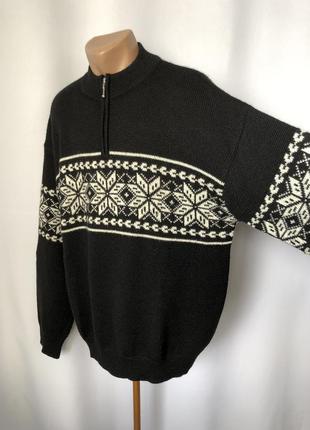 Чорний светр з орнаментом у народному стилі сніжинки2 фото
