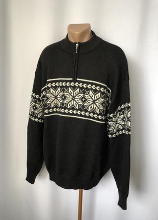 Черный свитер с орнаментом в народном стиле снежинки