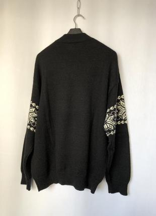 Чорний светр з орнаментом у народному стилі сніжинки5 фото