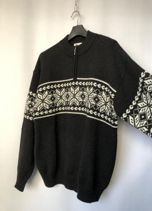Чорний светр з орнаментом у народному стилі сніжинки6 фото