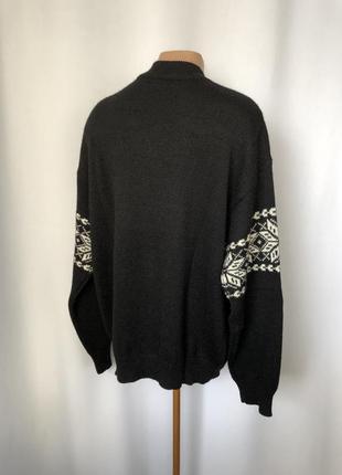 Чорний светр з орнаментом у народному стилі сніжинки3 фото