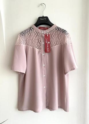 Легкая блуза с кружевной вставкой