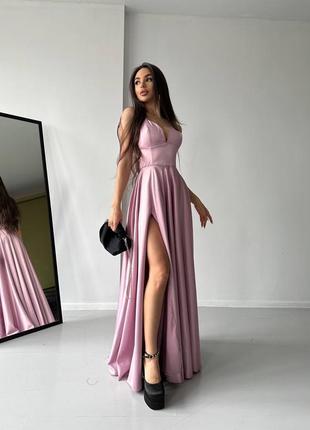 Вечернее платье с разрезом атлас