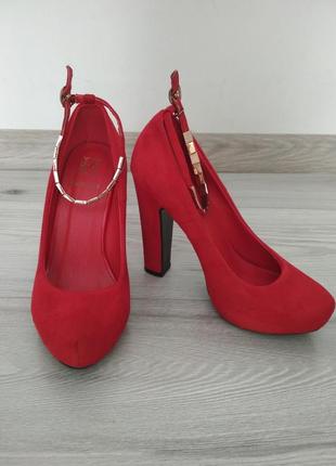 Красные нарядные замшевые туфли на высоком каблуке2 фото