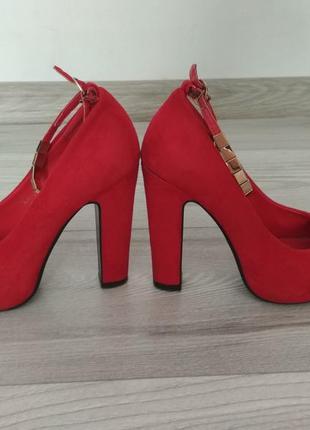 Красные нарядные замшевые туфли на высоком каблуке5 фото