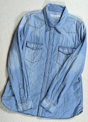 Рубашка джинсовая на кнопках в идеале.
